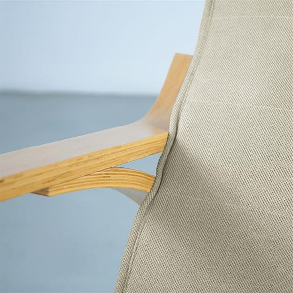 Sedia a dondolo in tessuto beige con braccioli in legno - Amor