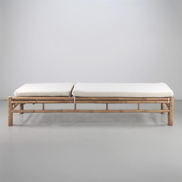Lettino da esterno in bamboo con cuscini bianchi 199x74x83 cm - Akira