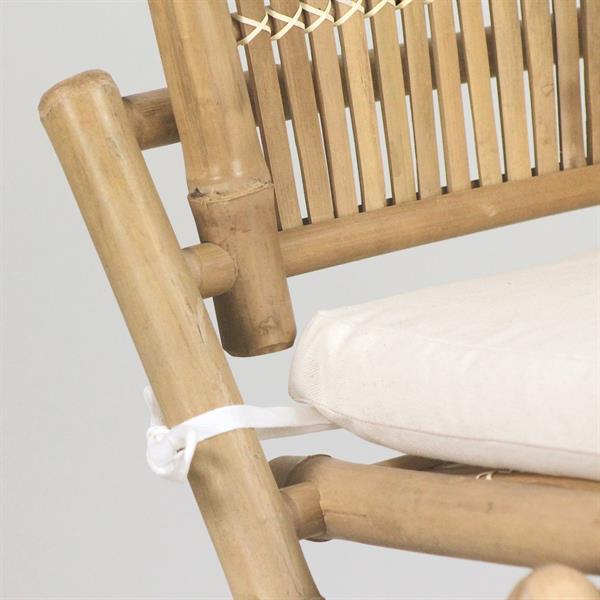 Set di sedie pieghevoli in bamboo con cuscini bianchi