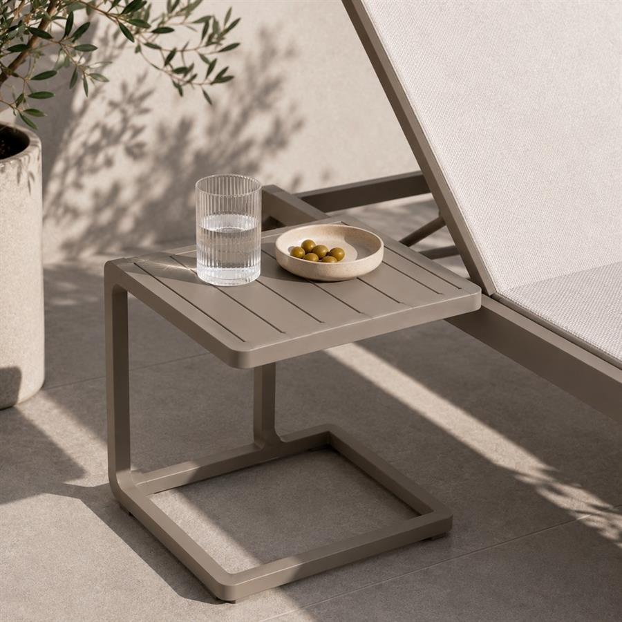 Tavolino design da giardino in alluminio ecru per esterno 41,5x41,5x45 cm - Chiara
