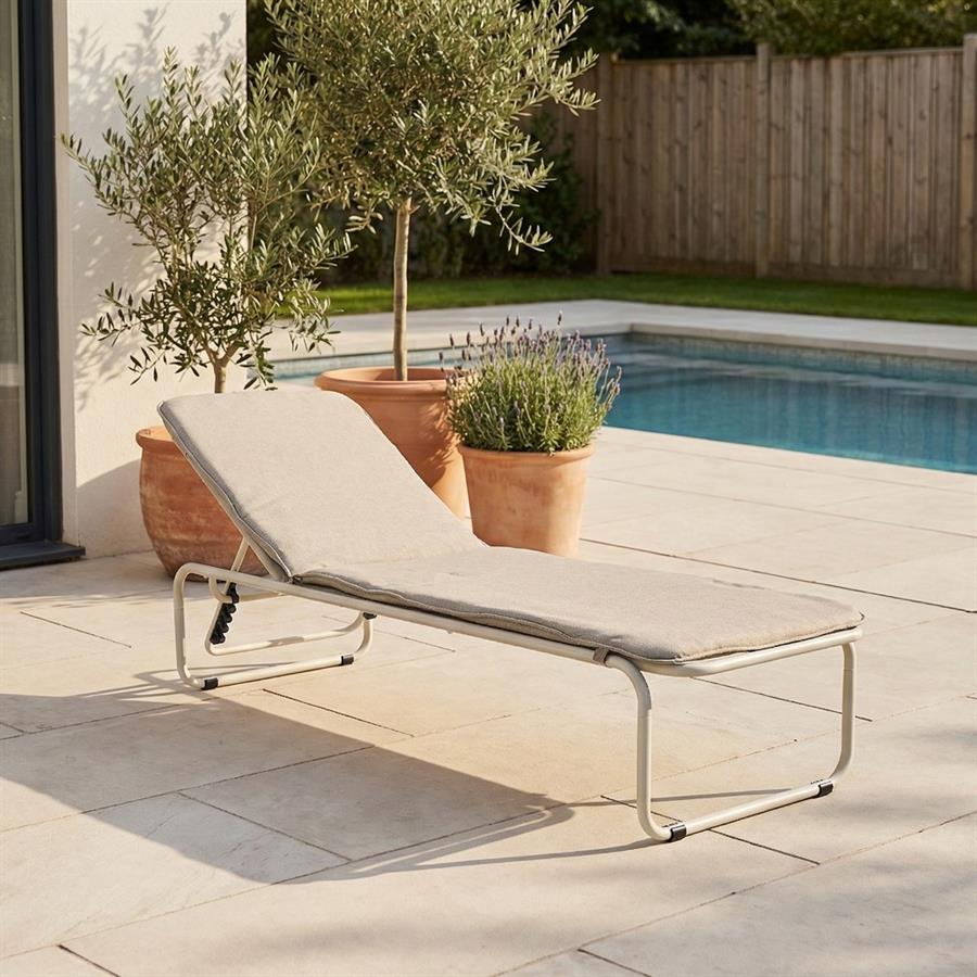 Lettino prendisole in acciaio bianco latte con cuscino beige reclinabile - Essentia