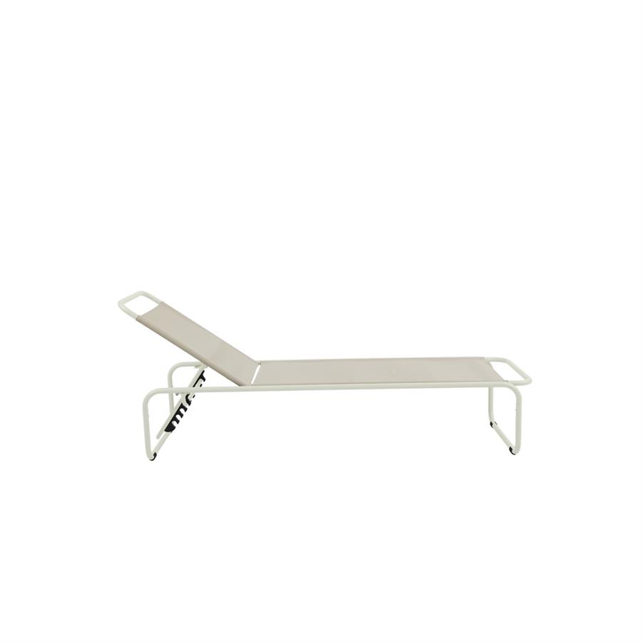 Lettino prendisole in acciaio bianco latte con cuscino beige reclinabile - Essentia