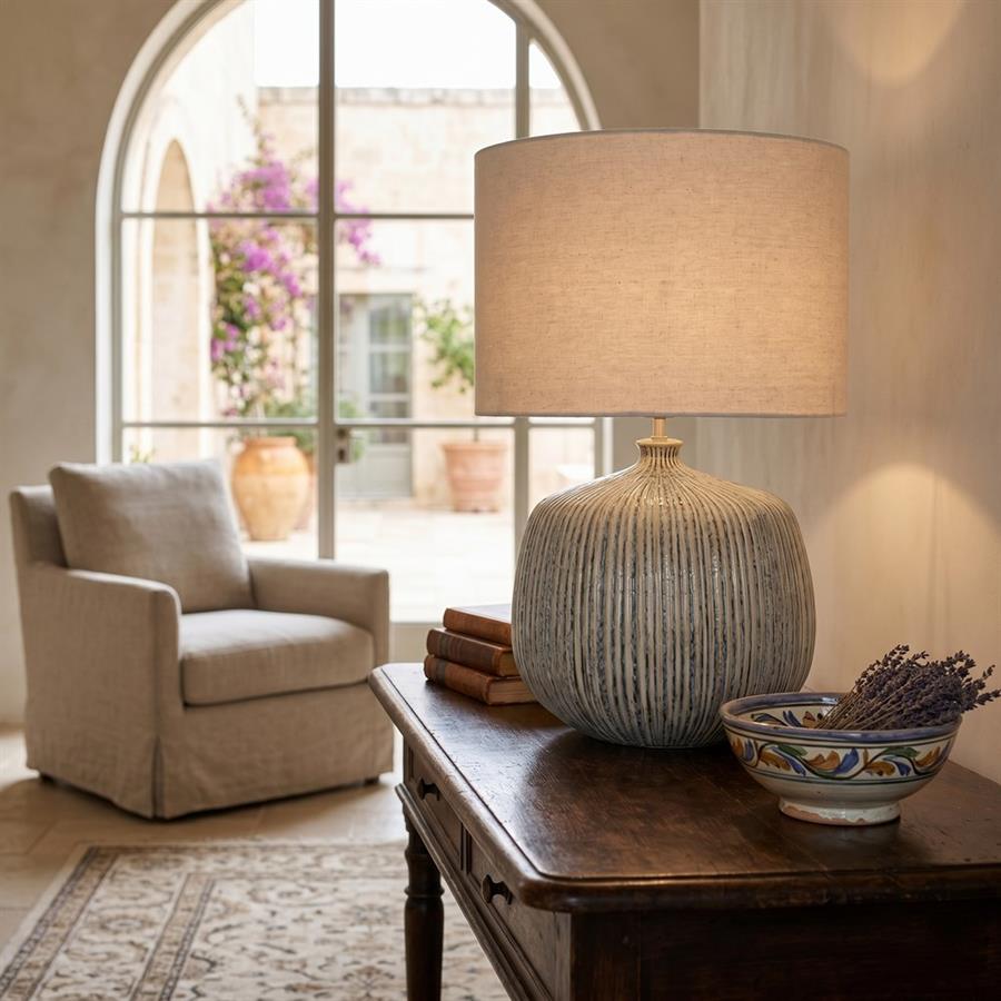 Lampada da tavolo in ceramica grigia lavorata con paralume beige 50x50x70 cm - Elba