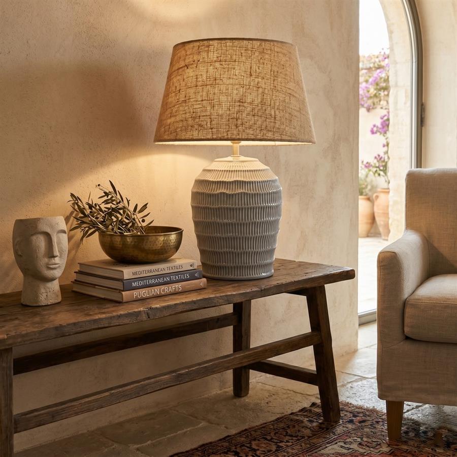 Lampada da tavolo in ceramica grigia lavorata con paralume beige 38x38x52 cm - Texta