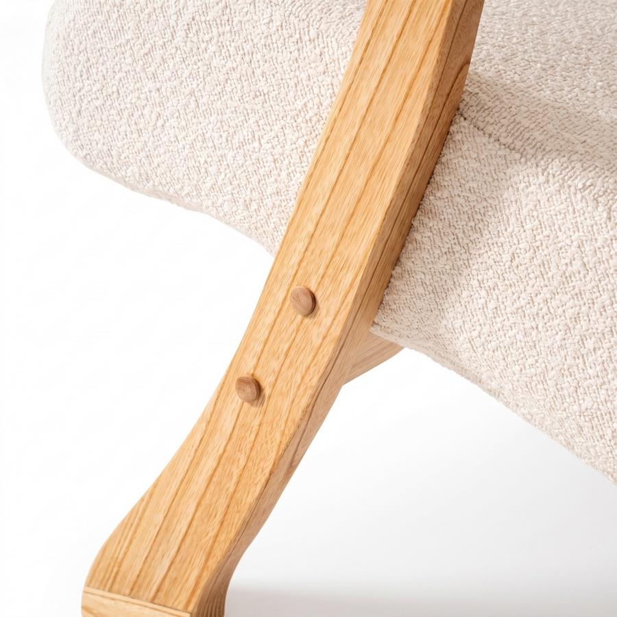 Sedia a dondolo in bouclé bianco con gambe in frassino 63x110x95 cm - Sini