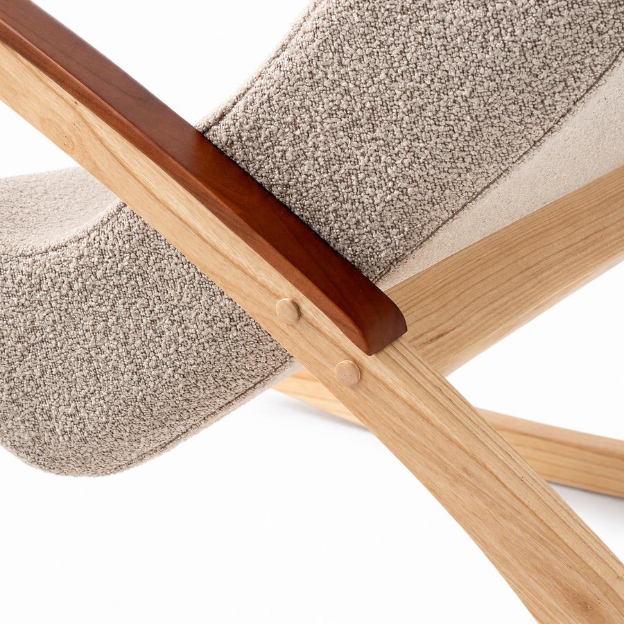 Dondolo in bouclé beige con gambe in frassino 63x110x95 cm - Sini