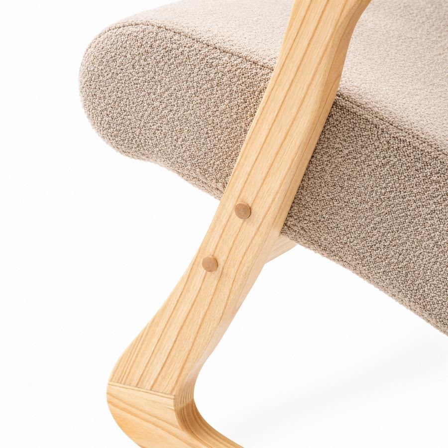 Dondolo in bouclé beige con gambe in frassino 63x110x95 cm - Sini