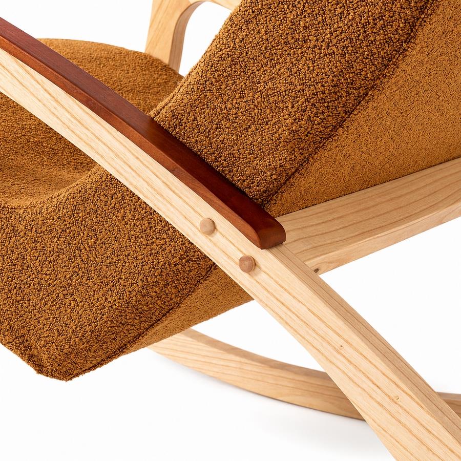 Sedia a dondolo in bouclé ocra con gambe in frassino 63x110x95 cm - Sini
