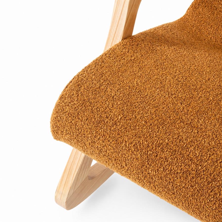Sedia a dondolo in bouclé ocra con gambe in frassino 63x110x95 cm - Sini
