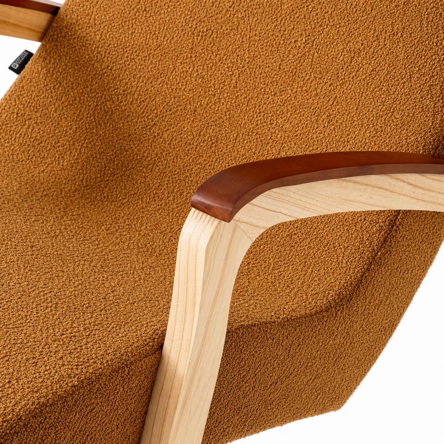 Sedia a dondolo in bouclé ocra con gambe in frassino 63x110x95 cm - Sini