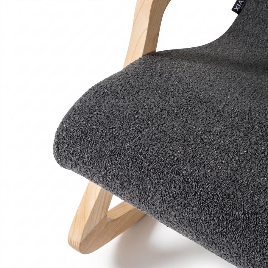 Poltrona a dondolo in bouclé grigio scuro con gambe in frassino 63x110x95 cm - Sini